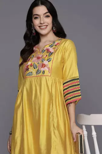 Floral Embroidered Thread Work Kurta With Trousers