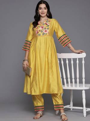 Floral Embroidered Thread Work Kurta With Trousers 5