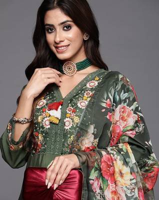 Women Floral Embroidered Regular Thread Work Kurta With Trousers & Dupatta 4