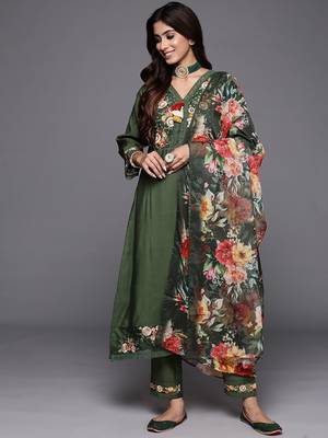 Women Floral Embroidered Regular Thread Work Kurta With Trousers & Dupatta 5