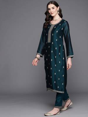 Floral Embroidered Regular Sequinned Kurta with Trousers & Dupatta 6