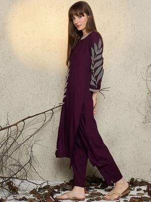Women Floral Embroidered Regular Thread Work Kurta with Trousers 3