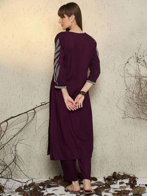 Women Floral Embroidered Regular Thread Work Kurta with Trousers 4