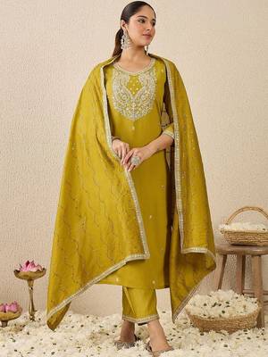 Women Embroidered Regular Thread Work Kurta And Trousers With Dupatta 1
