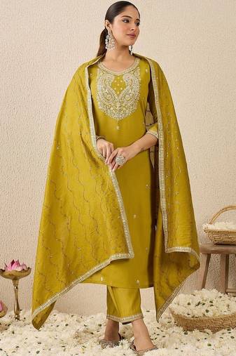 Women Embroidered Regular Thread Work Kurta And Trousers With Dupatta