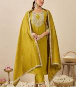 Women Embroidered Regular Thread Work Kurta And Trousers With Dupatta