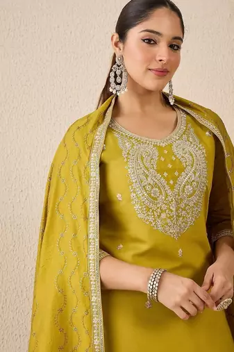 Women Embroidered Regular Thread Work Kurta And Trousers With Dupatta