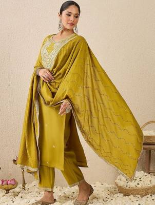 Women Embroidered Regular Thread Work Kurta And Trousers With Dupatta 3