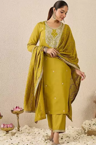 Women Embroidered Regular Thread Work Kurta And Trousers With Dupatta