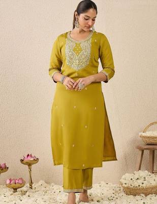 Women Embroidered Regular Thread Work Kurta And Trousers With Dupatta 6