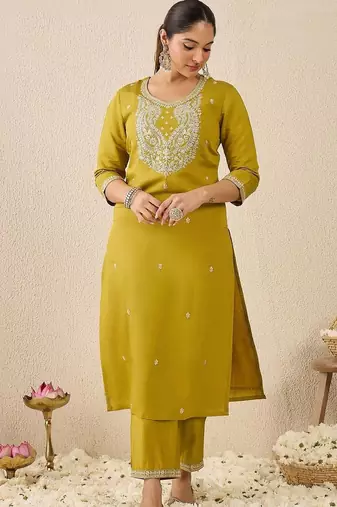 Women Embroidered Regular Thread Work Kurta And Trousers With Dupatta