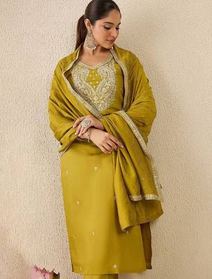 Women Embroidered Regular Thread Work Kurta And Trousers With Dupatta 7