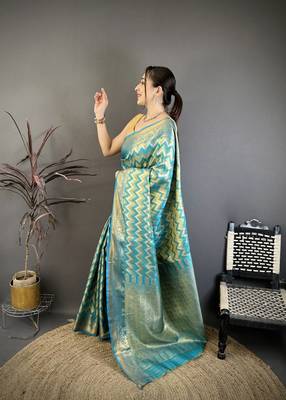 Women's sea green soft silk leheriya saree with unstitched blouse 2