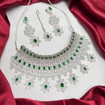 Emerald Green Bridal Jewelry Set, Pakistani Indian Wedding Necklace Earrings Maang Tikka 2