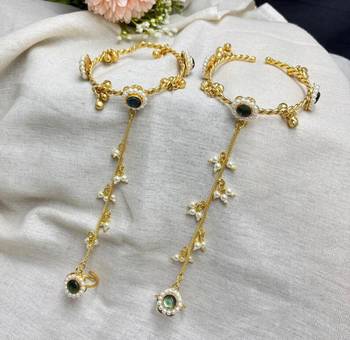 Bridal Hathphool Hand Chain with Green Stone & Pearls, Indian Wedding Hand Jewelry, Gold Haath Panja 2