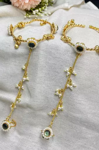 Bridal Hathphool Hand Chain with Green Stone & Pearls, Indian Wedding Hand Jewelry, Gold Haath Panja