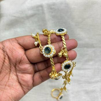 Bridal Hathphool Hand Chain with Green Stone & Pearls, Indian Wedding Hand Jewelry, Gold Haath Panja 4