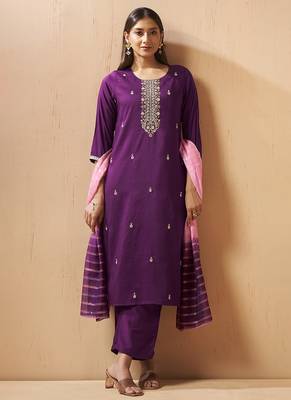 Wine embroidered with handwork
 chinnon straight 3