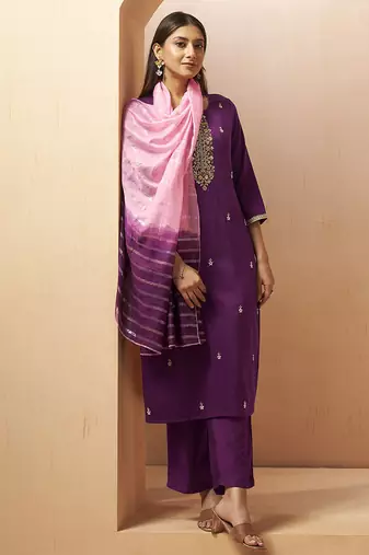 Wine embroidered with handwork
 chinnon straight