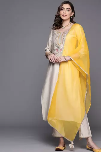 Yoke Design Liva Kurta with Trousers & With Dupatta
