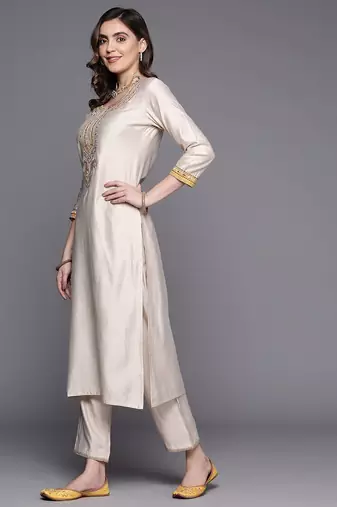 Yoke Design Liva Kurta with Trousers & With Dupatta