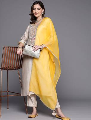Yoke Design Liva Kurta with Trousers & With Dupatta 8