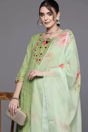 Floral Embroidered Regular Thread Work Pure Cotton Kurta With Trousers & Dupatta