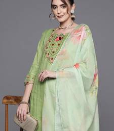 Floral Embroidered Regular Thread Work Pure Cotton Kurta With Trousers & Dupatta