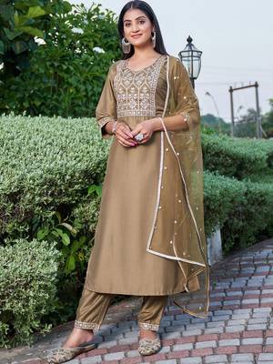 Floral Embroidered Sequinned Staight Kurta & Trousers With Dupatta 3