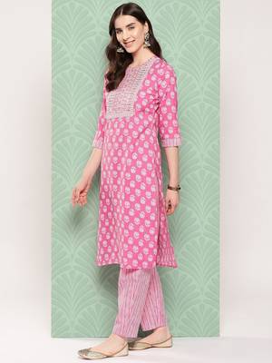 Women Floral Printed Regular Gotta Patti Cotton Kurta with Trousers & Dupatta 4