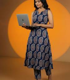 Women Paisley Printed Regular Kurta with Trousers