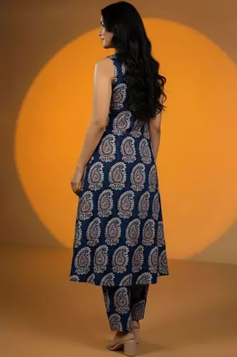 Women Paisley Printed Regular Kurta with Trousers