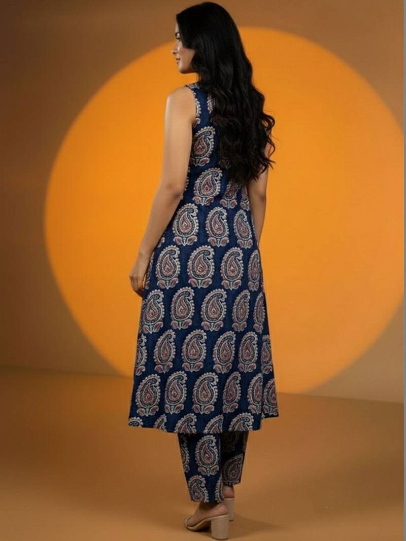 Women Paisley Printed Regular Kurta with Trousers