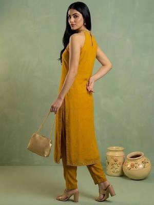 Women Ethnic Motifs Embroidered Regular Thread Work Silk Georgette Kurta with Trousers 5