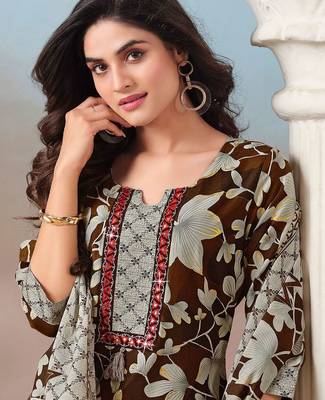 Women Floral Printed Regular Kurta with Trousers & With Dupatta 3