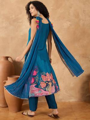 Women Floral Printed Regular Beads and Stones Kurta with Trousers & With Dupatta 6