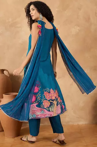 Women Floral Printed Regular Beads and Stones Kurta with Trousers & With Dupatta