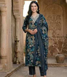Women Floral Printed Regular Kurta with Trousers & With Dupatta