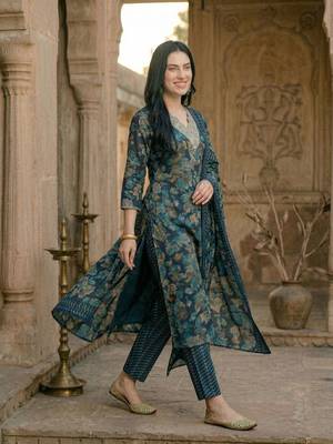 Women Floral Printed Regular Kurta with Trousers & With Dupatta 3