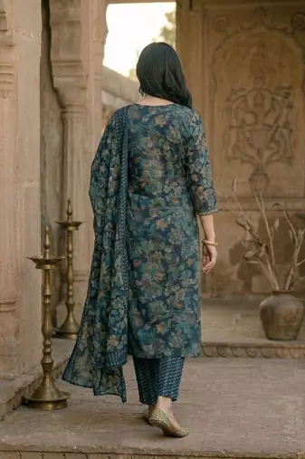 Women Floral Printed Regular Kurta with Trousers & With Dupatta