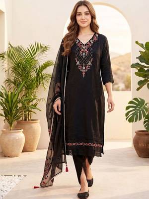 Women Floral Embroidered Regular Thread Work Kurta with Trousers & With Dupatta 1