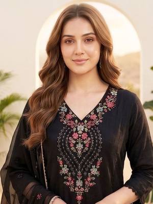 Women Floral Embroidered Regular Thread Work Kurta with Trousers & With Dupatta 2