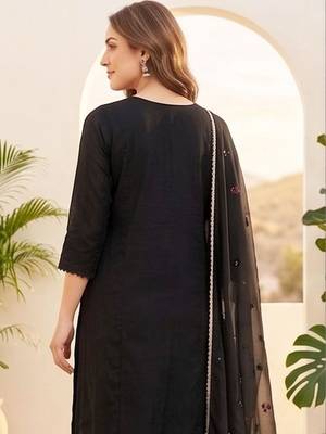 Women Floral Embroidered Regular Thread Work Kurta with Trousers & With Dupatta 3
