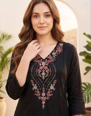 Women Floral Embroidered Regular Thread Work Kurta with Trousers & With Dupatta 4