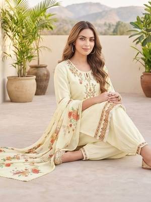 Women Floral Embroidered Regular Thread Work Kurta with Patiala & With Dupatta 3