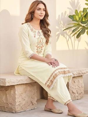Women Floral Embroidered Regular Thread Work Kurta with Patiala & With Dupatta 4