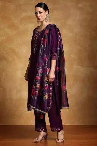 Women Floral Yoke Design Regular Thread Work Kurta with Trousers & With Dupatta