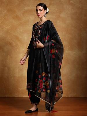 Women Floral Yoke Design Regular Thread Work Kurta with Trousers & With Dupatta 3