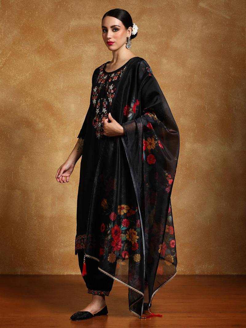 Women Floral Yoke Design Regular Thread Work Kurta with Trousers & With Dupatta
