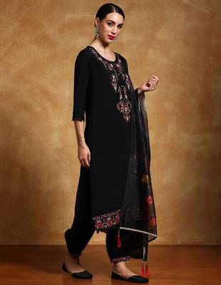 Women Floral Yoke Design Regular Thread Work Kurta with Trousers & With Dupatta 4